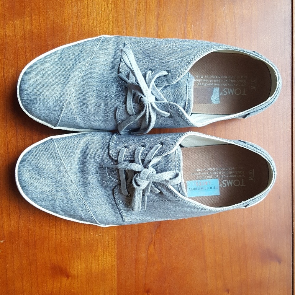 Men's gray Toms